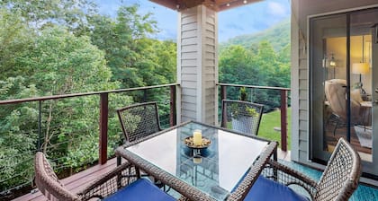 Cozy Mountain View Retreat -Upscale Stay w/2 En-Suite King Bds, WiFi & Fireplace