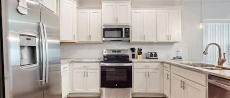 Frigorifero, microonde, forno, piano cottura