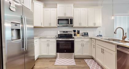 Spacious townhome, dog-friendly w full kitchen & shared pool