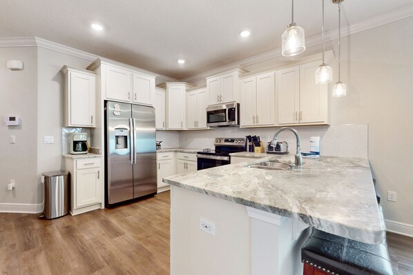 Fridge, microwave, oven, stovetop - Spacious townhome, dog-friendly w full kitchen & shared pool (Navarre)