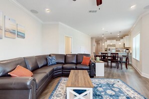 TV, DVD player - Spacious townhome, dog-friendly w full kitchen & shared pool (Navarre)