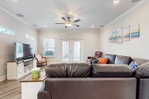 TV, DVD player - Spacious townhome, dog-friendly w full kitchen & shared pool (Navarre)