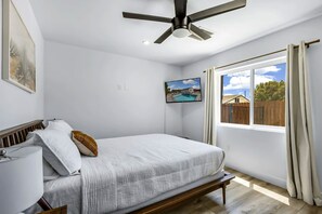 4 bedrooms, iron/ironing board, internet, bed sheets