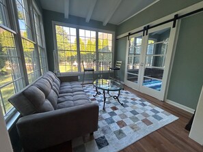 Tv, eldstad och ett bordtennisbord