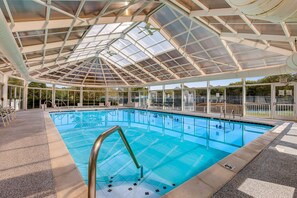 Een binnenzwembad, een verwarmd zwembad