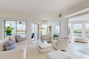 Televisión, reproductor de DVD, libros