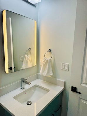 Douche, sèche-cheveux, serviettes fournies, savon