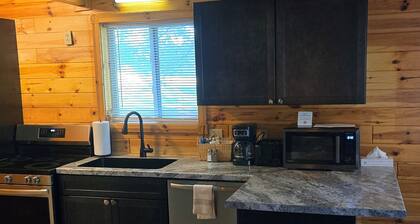 Charming 3-bedroom cabin on Thunderbay Golf Course with AC, WiFi in Hillman MI