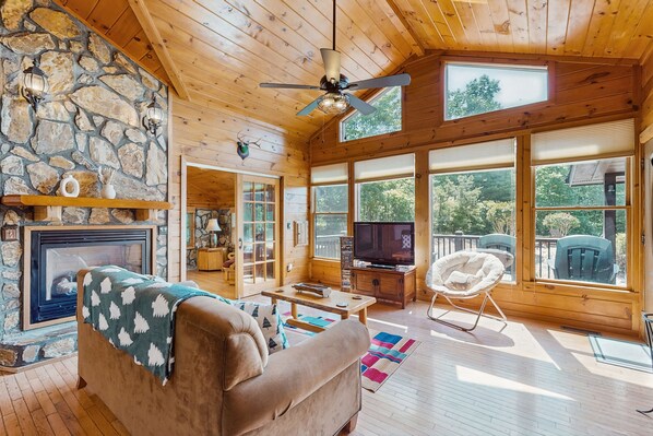 Fernseher, Kamin, DVD-Player, Bücher