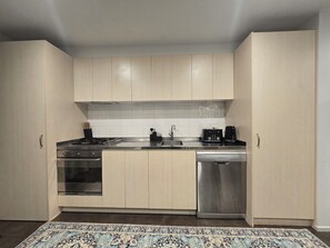 Refrigerador, microondas, horno y parrilla de estufa 