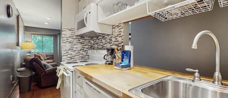 Refrigerador, microondas, horno y parrilla de estufa