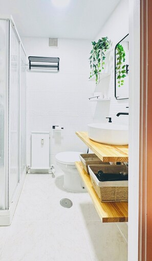 Dusj, hårføner, håndklær og såpe