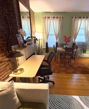 Dining - Beacon Hill Studio w/Full Kitchen, Short Walk to MGH, Walkable Train Lines (Boston)