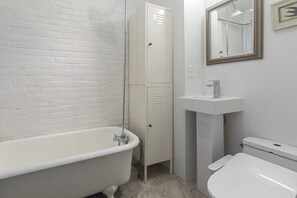 Hair dryer, bidet, towels, toilet paper - Cozy Studio w/Full Kitchen, Close to MGH, Walkable Train Lines (Boston)