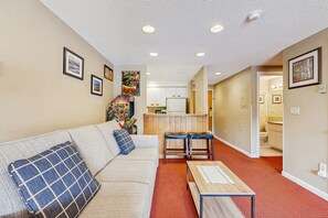 Fernseher, Tischfußball, Tischtennisplatte