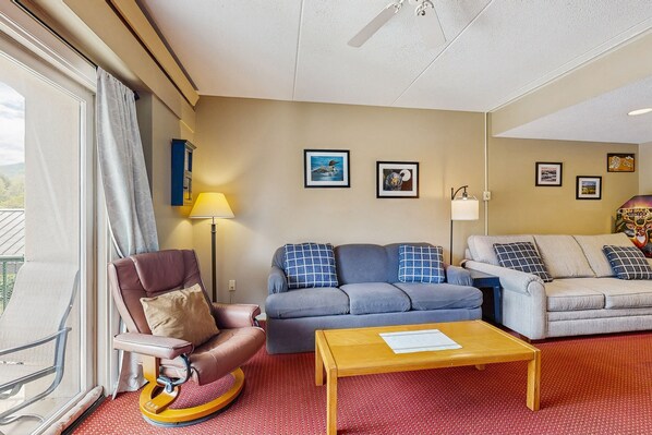 Televisie, een dvd-speler, tafelvoetbal en een tafeltennistafel