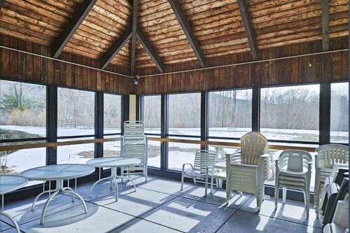 Mountainside condo w/ pool & rec room; walk to lifts & town