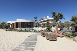 Innendørsbasseng og et oppvarmet basseng