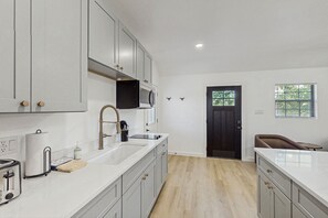 Køleskab, mikrobølgeovn, kogeplade, kaffe-/temaskine