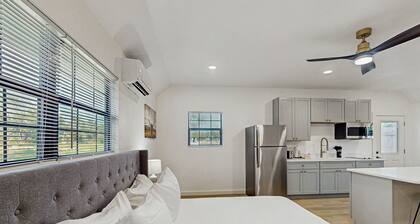 Modern studio with patio and private hot tub, short drive to Fredericksburg