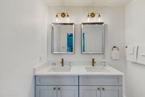 Secador de cabelo, toalhas de banho