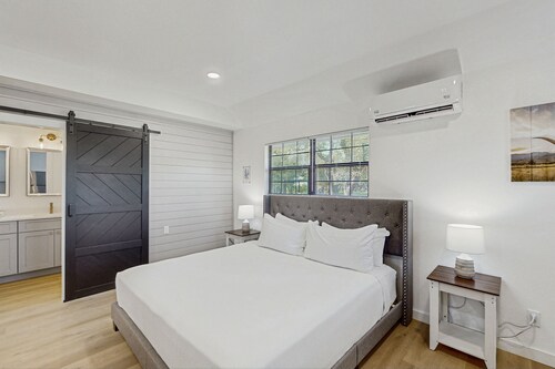 Modern studio with patio, private hot tub and a short drive to Fredericksburg