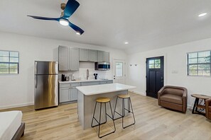 Køleskab, mikrobølgeovn, kogeplade, kaffe-/temaskine