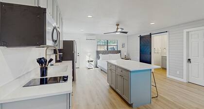 Modern studio with patio and private hot tub, short drive to Fredericksburg