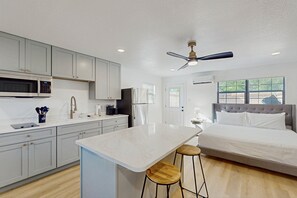 Réfrigérateur, micro-ondes, plaque de cuisson, cafetière/bouilloire