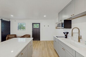 Réfrigérateur, micro-ondes, plaque de cuisson, cafetière/bouilloire