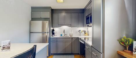 Jääkaappi, mikroaaltouuni, uuni, liesi