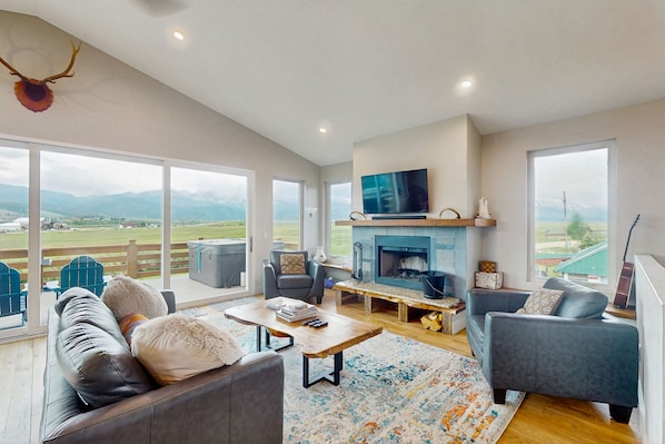 TV, fireplace