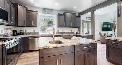 Spacious home with full kitchen, pool table, wifi & great location near lake