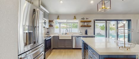 Réfrigérateur, four à micro-ondes, un four, surface de cuisson