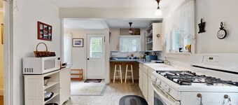 Cozy coastal home near the ocean with Wi-Fi, full kitchen, grill, and porch