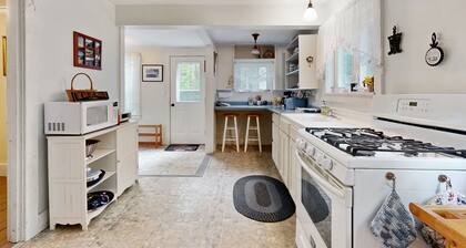 Cozy coastal home near the ocean with Wi-Fi, full kitchen, grill, and porch