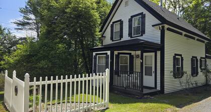 Cozy coastal home near the ocean with Wi-Fi, full kitchen, grill, and porch