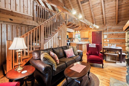 Romantic Cabin Getaway - King Bed - Fast Wi-Fi - Pet-Friendly