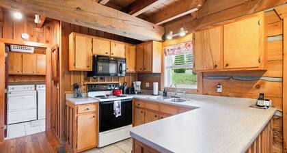 Romantic Cabin Getaway - King Bed - Fast Wi-Fi - Pet-Friendly