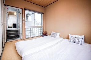 3 bedrooms, desk, iron/ironing board, free WiFi