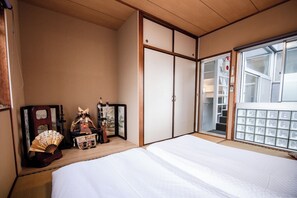 3 quartos, escrivaninha, ferros/tábuas de passar roupa