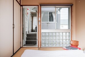 3 habitaciones, escritorio, tabla de planchar con plancha y wifi gratis 