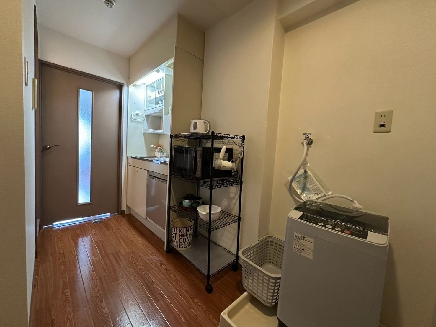 Mikrowelle, Herdplatte, Kochgeschirr/Geschirr/Besteck