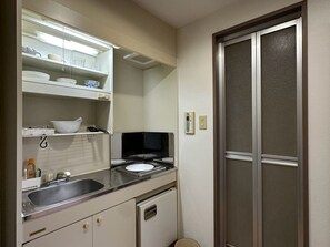 Kühlschrank, Mikrowelle, Herdplatte, Kochgeschirr/Geschirr/Besteck