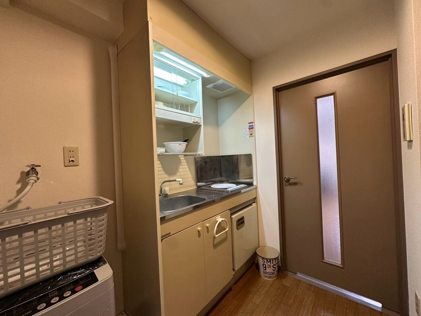 Microwave, stovetop, cookware/dishes/utensils