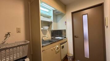 Microwave, stovetop, cookware/dishes/utensils