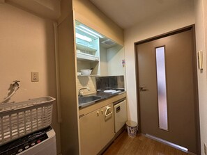 Microwave, stovetop, cookware/dishes/utensils