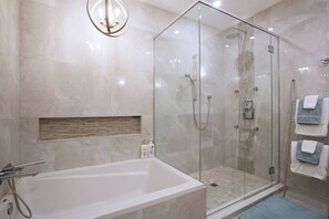 Haartrockner, Handtücher, Seife, Toilettenpapier