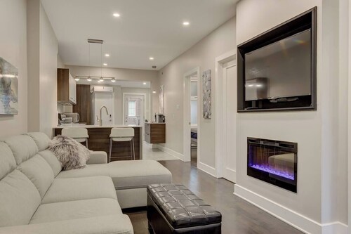 Charming 2BR townhouse w. Parking in Quiet Neighbourhood