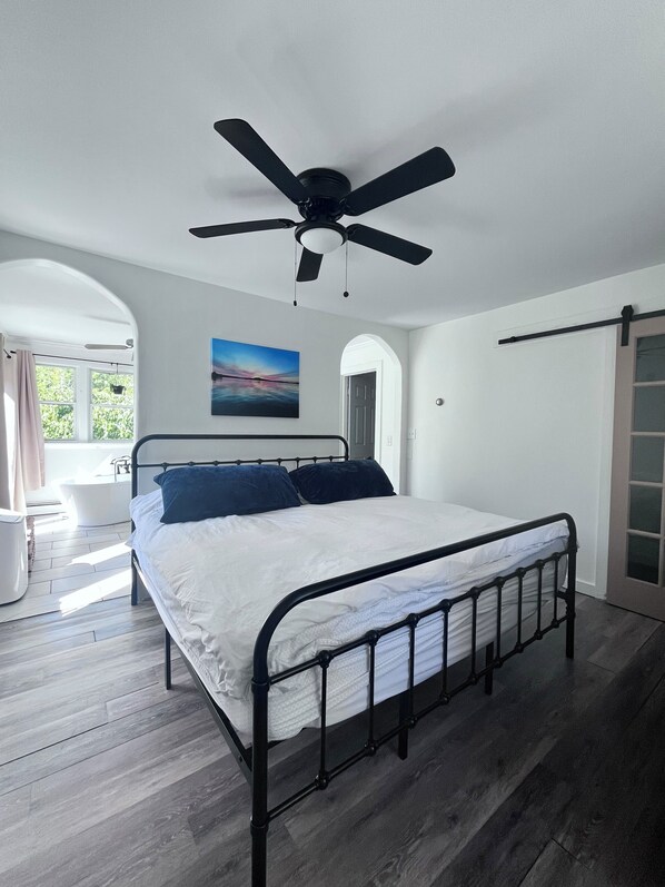 3 habitaciones, escritorio, tabla de planchar con plancha y wifi gratis